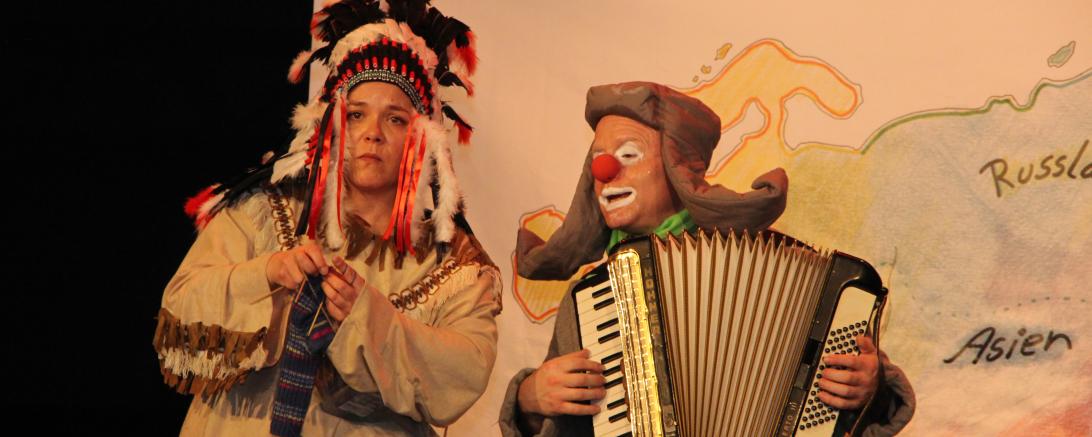 Clown Piccolino trifft auch einen strickenden Indianer bei seiner Reise um die Welt.
