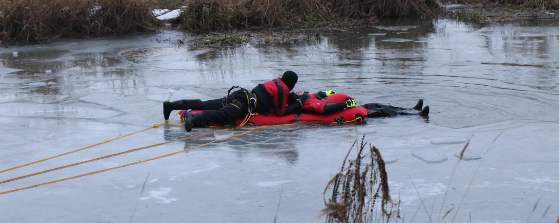 Die vielerorts dünne Eisschicht haben die Wasserretter der DLRG Mönchsdeggingen und Nördlingen für eine große Übung genutzt.
