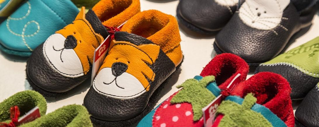 Symbolbild mit Kinderschuhen