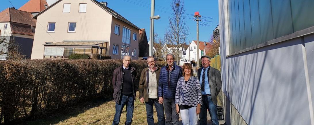 Ein Oettinger Storchenpaar bekommt ein neues Zuhause. Beim Umsetzen des Nests waren dabei (v.l.n.r.): Thomas Ziegler (LBV), Klaus Gstädtner ( Main-Donau-Netzgesellschaft) Stadtbaumeister Klaus Obermeyer, Bürgermeisterin Petra Wagner und Horst Hien (N-Ergie).