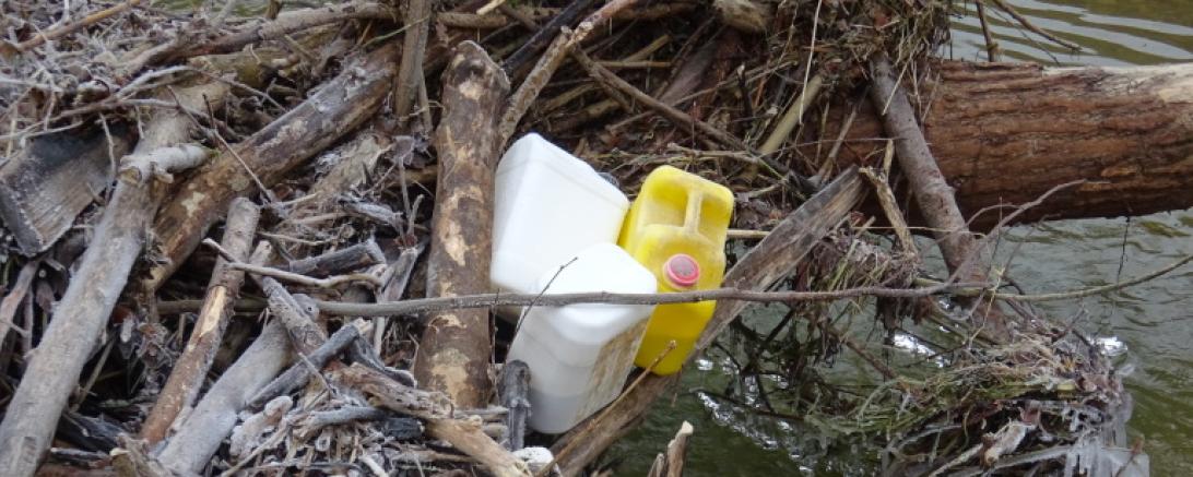  Im Griesbach befanden sich verschiedene überwiegend leere Kanister mit unterschiedlichen gefährlichen bzw. giftigen Stoffen.