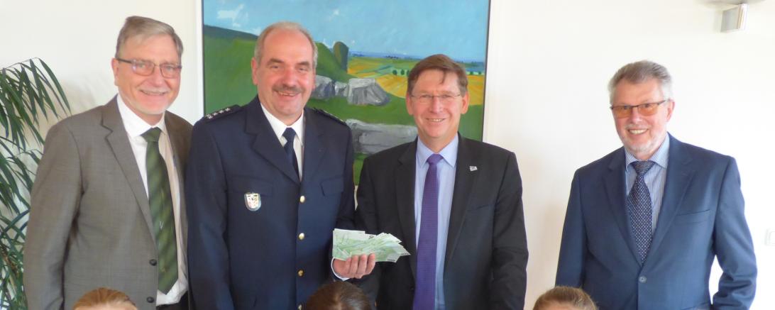 Spendenübergabe von Polizeichor und St. Ursula für Schulbauprojekte in Afrika