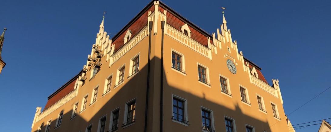 Das Bild zeigt das Rathaus in Donauwörth.