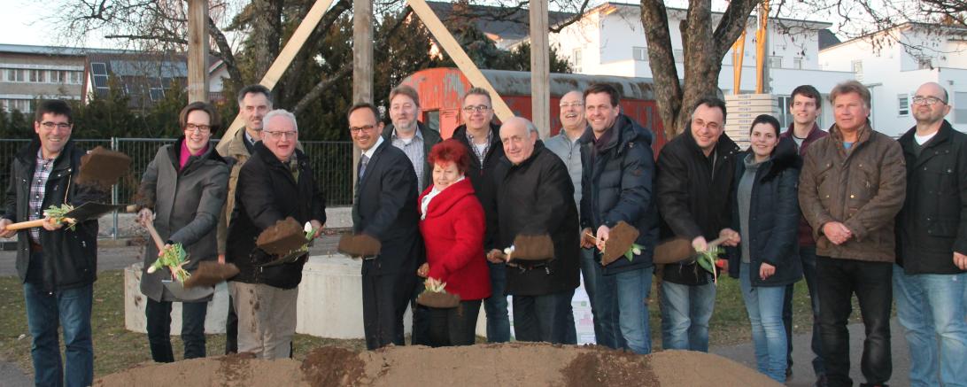 Das Bild zeigt den Spatenstich der Wohnanlage in Wemding.