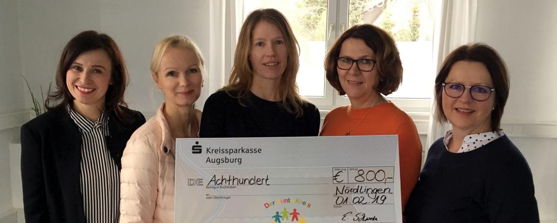 Von links nach rechts:  Claudia Matzek, Beate Herteux, Nicole Bohner, Rosi Vollhütter (bunter Kreis), Edith Schweda /„Raum für Yoga“ sammelt Spenden für den Bunten Kreis