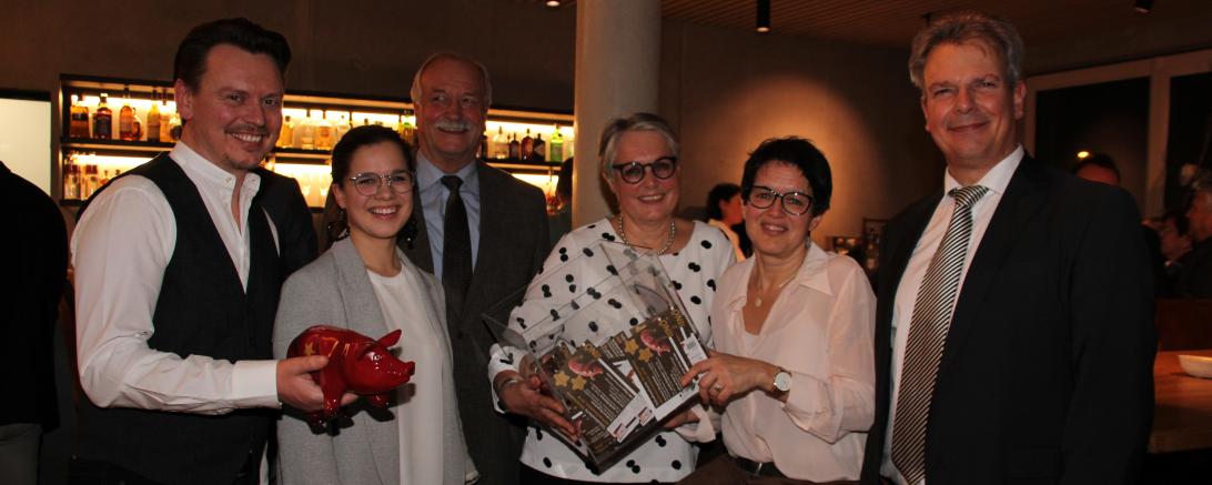  Stefan Kirchner (Farben Kirchner), Vanessa Eßmann, Oberbürgermeister Hermann Faul, Astrid Grunert (2. Vorsitzende), Susanne Vierkorn (Geschäftsstellenleiterin) und Sandro Weber (1. Vorsitzender) 	
