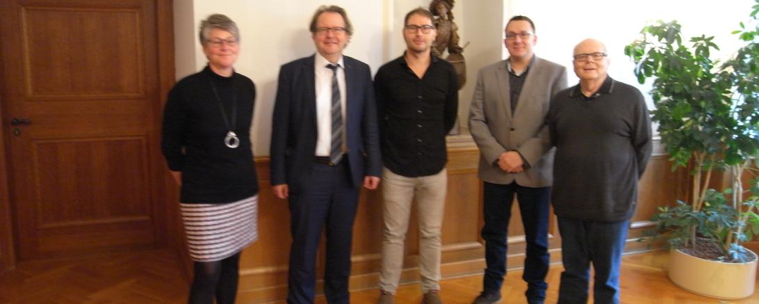 Donauwörther Stiftung Bürger in Not: Unterstützung in Höhe von 20.000 Euro vergeben (v. li. n. re.: Simone Nieszery, Oberbürgermeister Armin Neudert, Dr. Hubert Dumberger (Diakonie), Branko Schäpers (Caritas), Hansgünter Knie (Arbeiterwohlfahrt). Nicht im Bild: Kuratoriumsmitglied Arthur Lettenbauer (BRK))