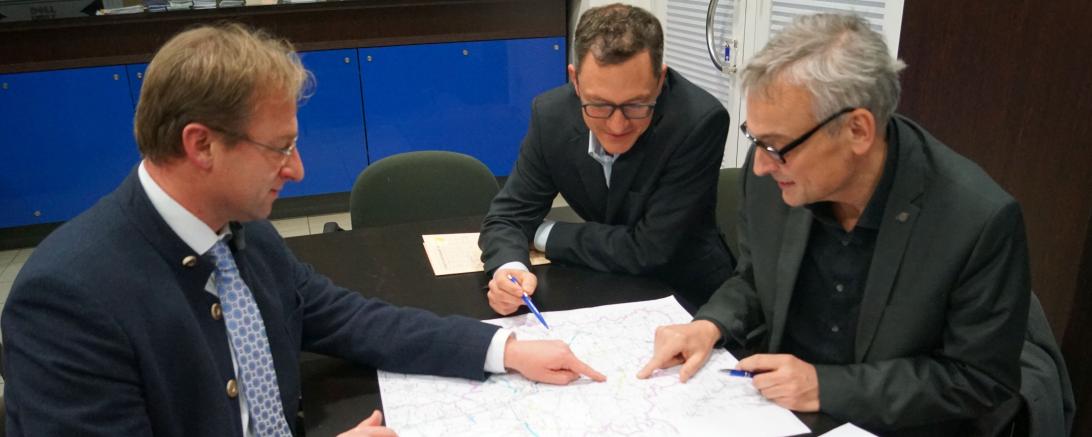 Das Foto zeigt (von links) MdL Fackler, Stefan Scheckinger (Bereichsleiter Straßenbau) und Stefan Greineder (Abteilungsleiter). 