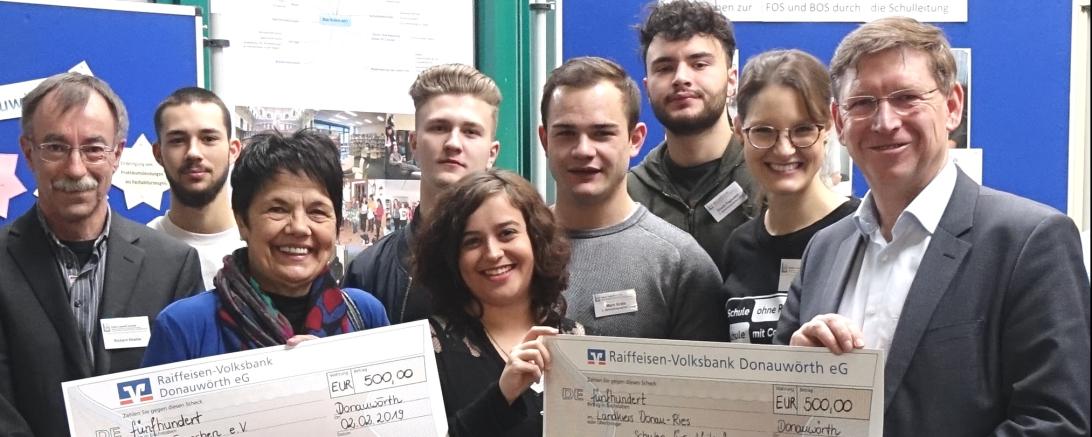 Spendenübergabe an Landrat Rößle und Rosemarie Schweier von der Hans-Leipelt-Schule in Donauwörth.