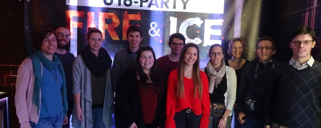 Das Bild zeigt das Organisationsteam der U-16-Party im Living.