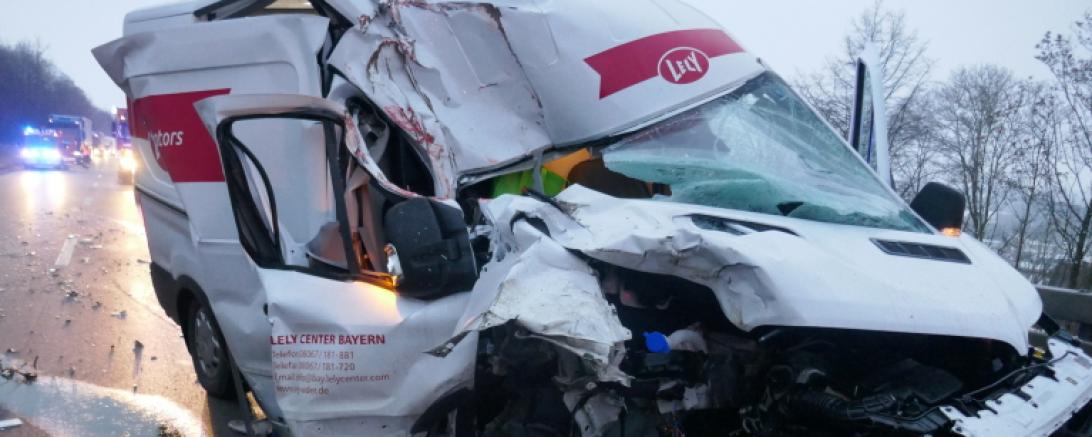 Das völlig zerstörte Wrack des Kleintransporters. 