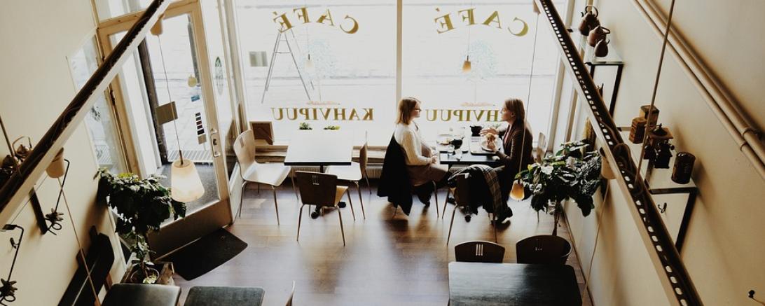 Das Bild zeigt ein Cafe.