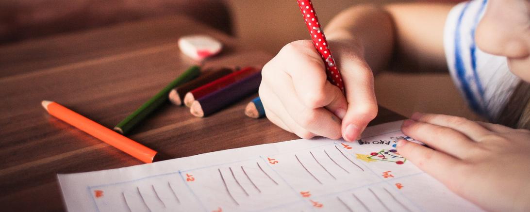 Kind malt mit Stiften 