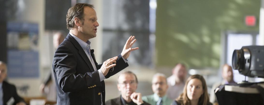 Symbolbild einer Konferenz oder eines Vortrags.