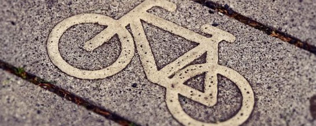 Das Bild zeigt einen Fahrradweg.