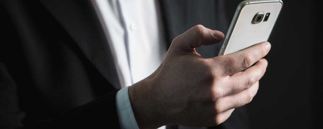 Mann mit Handy in der Hand. 