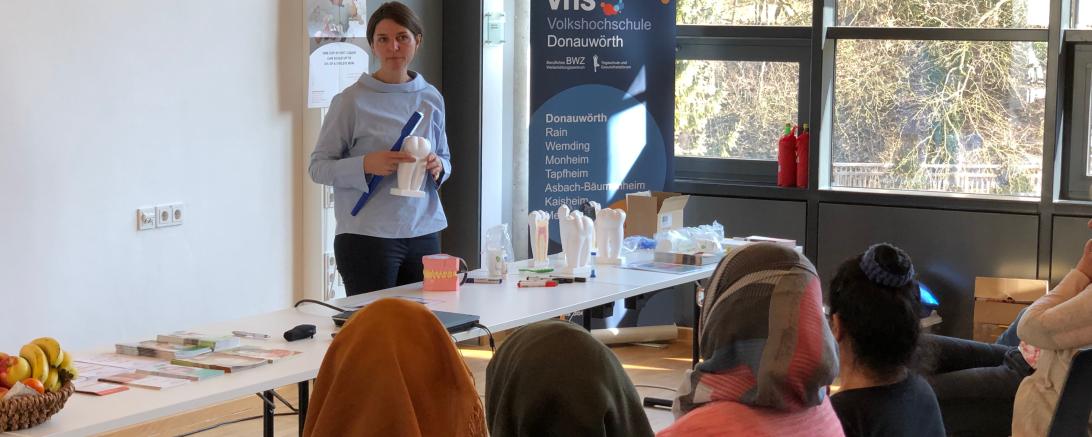 Zahnärztin Dr. Christine Bock zeigt am Zahnmodell, wie wichtig regelmäßiges Zähneputzen ist. 