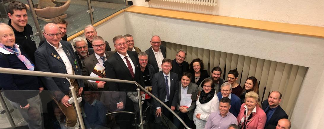 Das Bild zeigt alle Ehrenamtlichen, denen Stiftungsurkunden überreicht wurden 