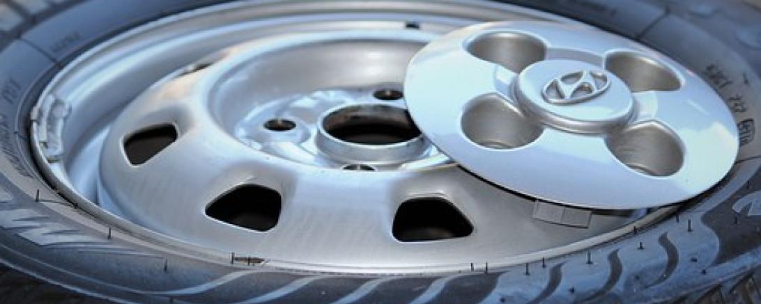 Das Bild zeigt eine Alufelge.