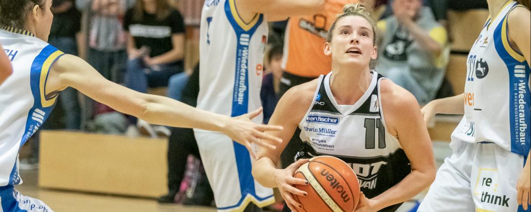 Wie Slalomstangen umkurvt Angelspielerin Sami Hill die Braunschweiger Verteidiger. Trotz ihres Double-Doubles reichte es nicht ganz zum Auswärtssieg der XCYDE-Girls.