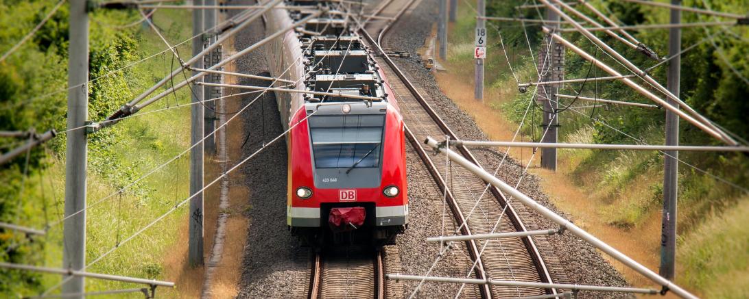 Zug auf Bahnstrecke. 