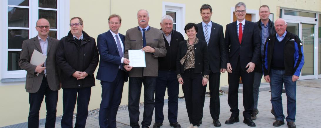 Vertreter des ALE Schwaben, der Stadt Nördlingen, des Stadtteils Schmähingen und MdL Wolfgang Fackler (3. von links) bei der Bekanntgabe der Fördersumme im Dorfzentrum „Alte Schule“ 