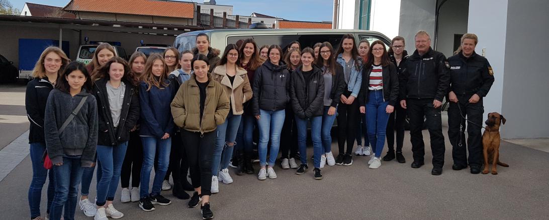 30 Mädchen informierten sich am Girls Day bei der Polizei Donauwörth. 