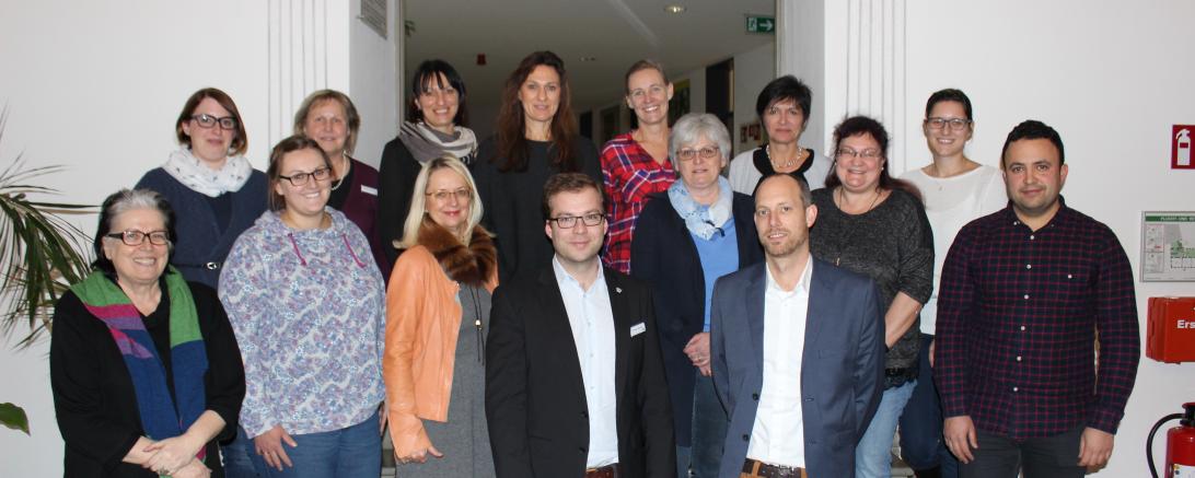 Das Bild zeigt die Leitungen der Kindertagesstätten und die Verantwortlichen im Landratsamt.