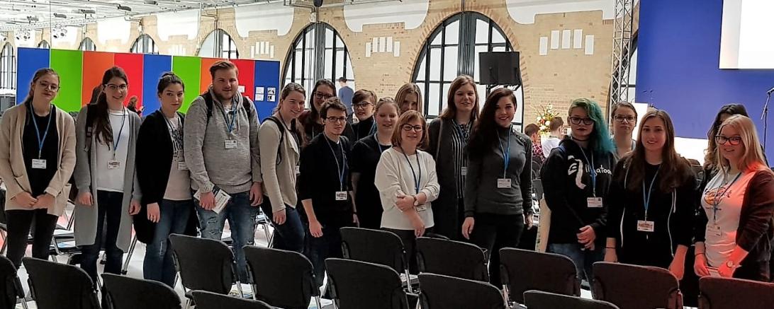 17 Auszubildende der Berufsfachschule für Gesundheits- und Krankenpflege des gemeinsamen Kommunalunternehmens (gKU) besuchten im Rahmen einer Bildungsreise den Deutschen Pflegetag in Berlin