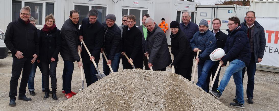 Landrat Stefan Rößle, Bügermeister Hubert Eberle sowie zahlreiche Vertreterinnen und Vertreter aus Gemeinde- und Kreisrat, sowie von Seiten der Planungsbüros und des Straßenbauunternehmens freuen sich über den Baubeginn in Oberndorf. 