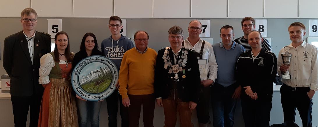 Das Siegerbild zeigt von links nach rechts: 1. Schützenmeister Erich Oswald, Gaujugendleiterin Tina Wagner, Sarah Stadelmeier, Christian Beck, Dietwald Rummel, Stadtkönig 2019 Manfred Schwarz, Heinrich Wüst, Tobias Bernhard, Ralf Kahn, Sportwart Michael Endreß, Marco Deffner. 