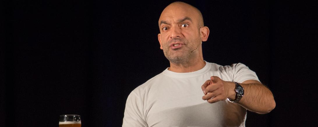 Mit seinem Programm “Letzte Patrone” gastierte der Niederbayerische Kabarettist Django Asül im Gasthof zur Rose in Mönchsdeggingen.