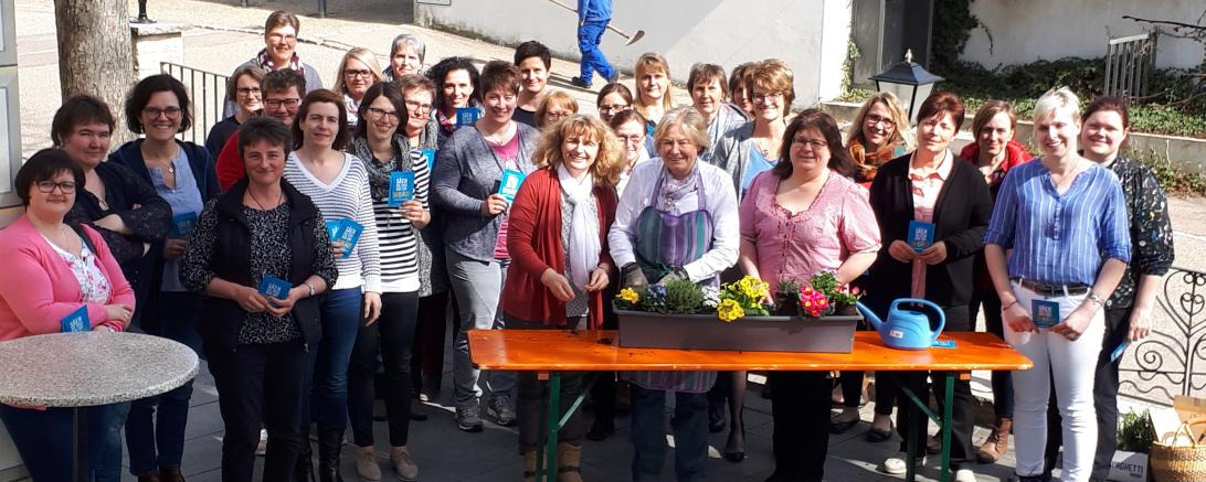 Kreisbäuerin Ruth Meißler und ihre Stellvertreterin Susanne Löfflad bepflanzten mit Teilnehmerinnen des "Tages der Jung- und Aktivbäuerin" in Wemding Balkonkästen mit farbenfohen Frühlingsblumen