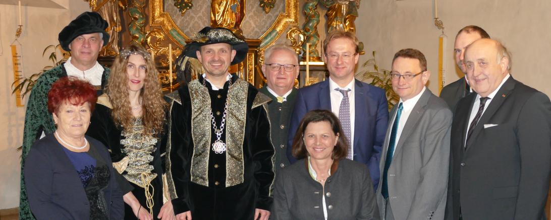 Das Bild zeigt Ilse Aigner mit Wemdings Bürgermeister.