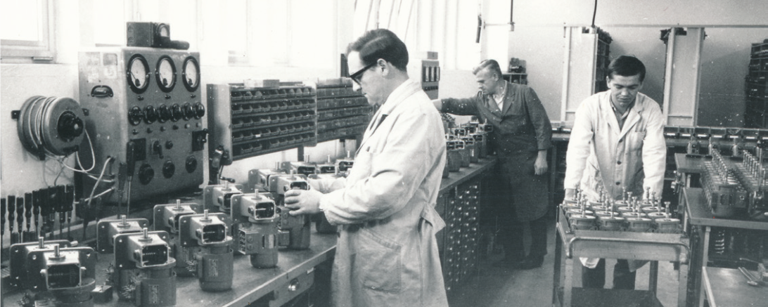 Arbeiter an ihrem Arbeitsplatz in der Montage./SPN