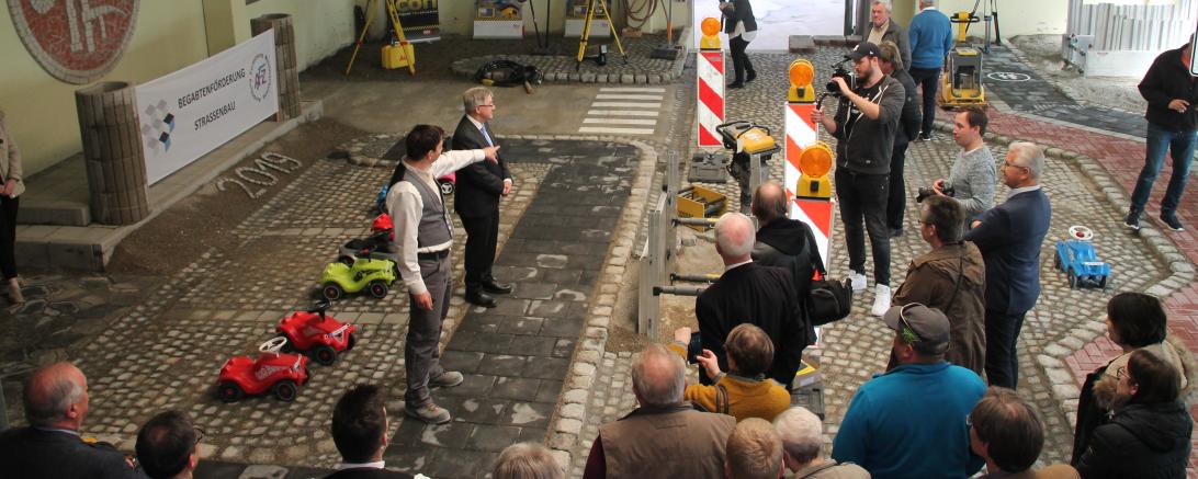 Ausbildungsmeister Wolfgang Kätzlmeier erklärt, was die Azubis in der Projektwoche gemacht haben.