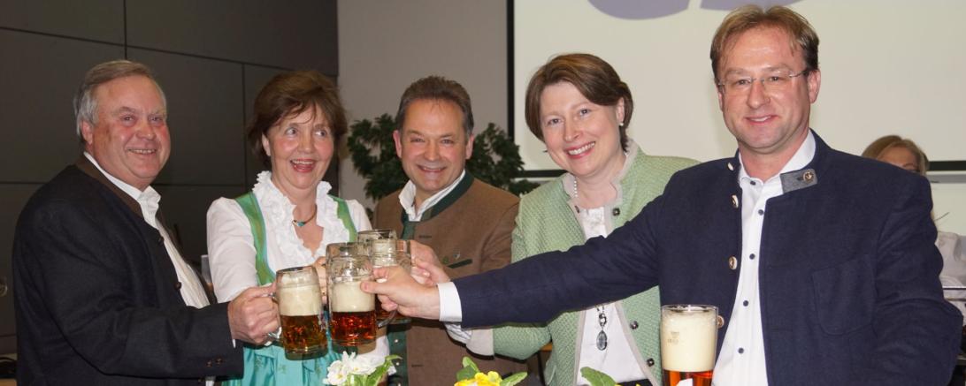 Das Bild zeigt den Bieranstich beim Essen.