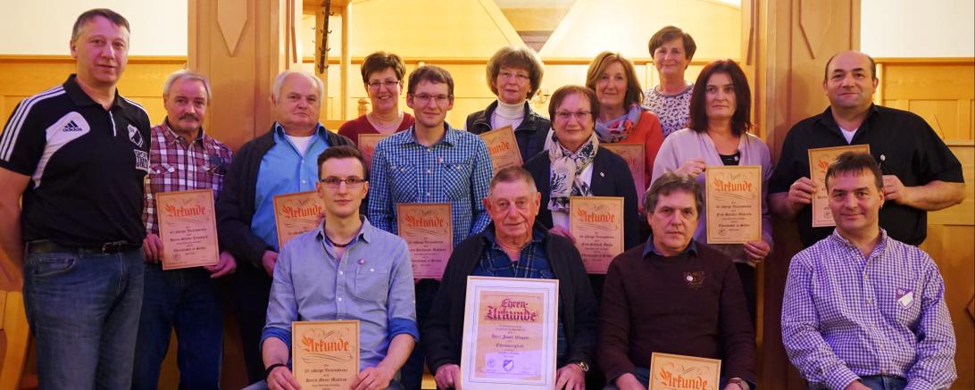 Christine Neumayer, Matthias Hartmann, Hermine Koller, Maria Schlecht, Elfi Gutmann, Leni Mergel, Michaela Sprater, August Modlmair. Von links sitzend: Manfred Meier, Josef Wegele, Peter Haberl, Vorstand Michael Koppold