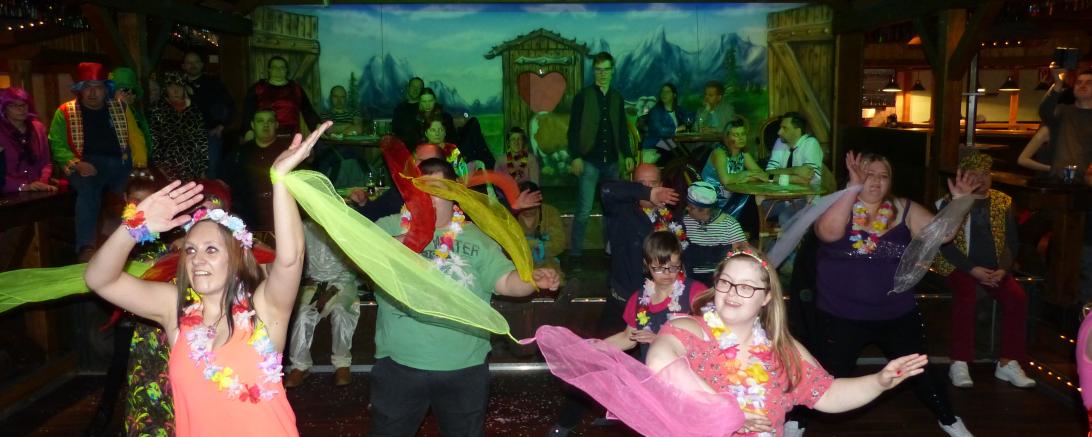 Die Tanzgruppe der Werkstätten Bäumenheim und Nördlingen bei ihrem Auftritt. 