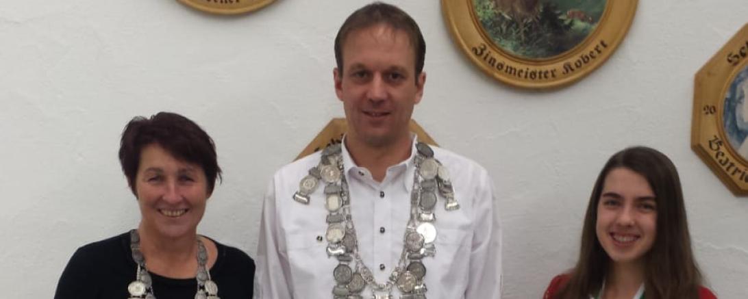 Das Bild zeigt die diesjährigen „Regenten“ der Sternschützen: Schützenliesel Johanna Baumgärtner, Schützenkönig Michael Pfefferer und Jugendkönigin Monika Gadomski