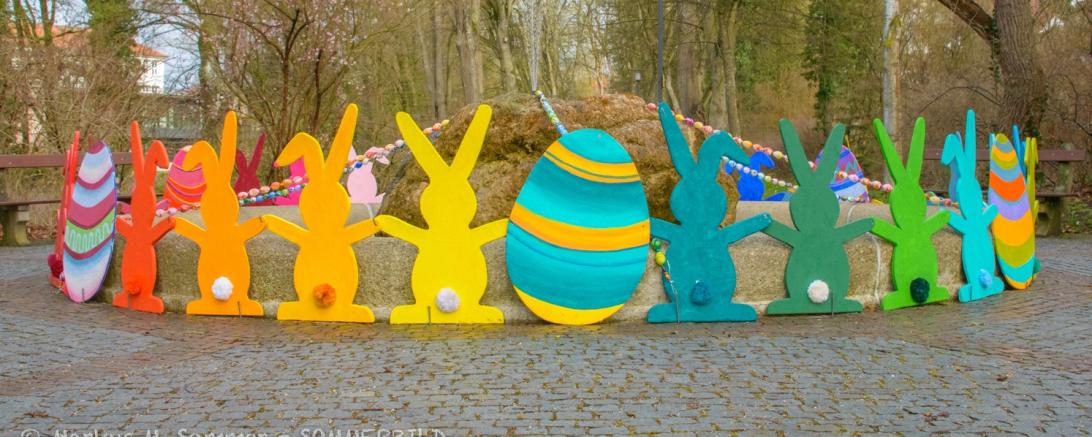 Brunnen Promenade österlich geschnückt