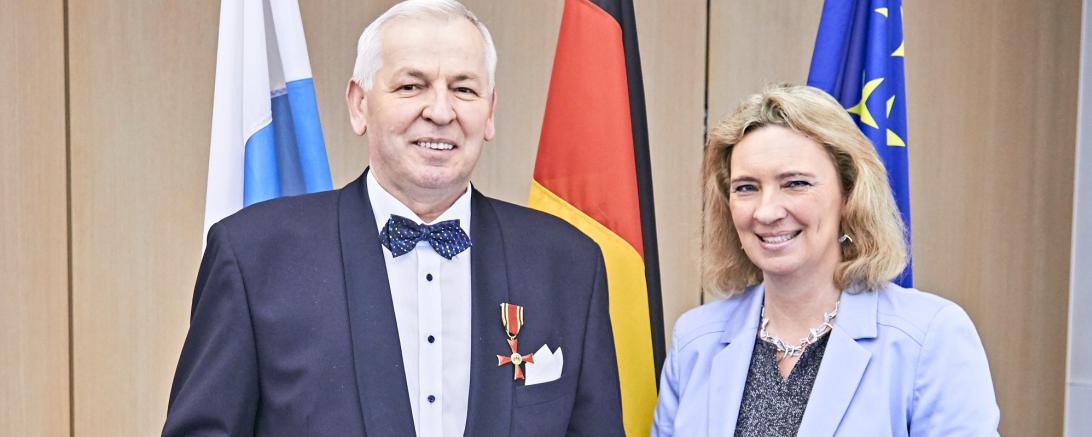 Jakob Fischer mit Sozialministerin Kerstin Schreyer bei der Verleihung des Bundesverdienstkreuzes am Bande in München