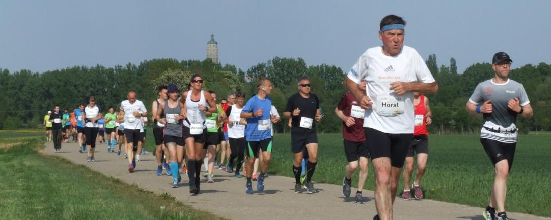 Das Bild zeigt Läufer vom Ipf-Ries Halbmarathon 2018