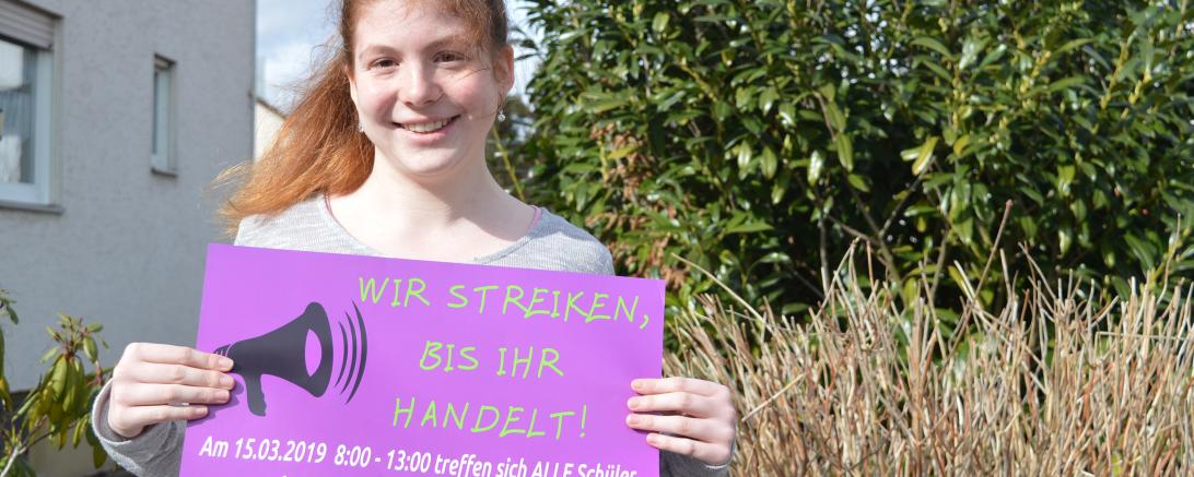 Das Bild zeigt Jasmin Bauer mit einem Plakat. 