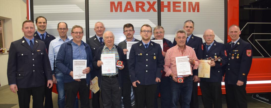 Das Bild zeigt 1.Kommandant Philipp Greipel, 2. Kommandant Bernd Straßer, 3. Bürgermeister Stefan Leibhammer, Albin Kitzinger, Ehrenmitglied Roland Reichardt, Karl Samer, Ditmar Blanarsch, Vorstand Patrick Haschner, Valentin Heckl, Robert Heckel, Werner Schuster, Ehrenmitglied Jürgen Stark und Kreisbrandmeister Jürgen Haschner.