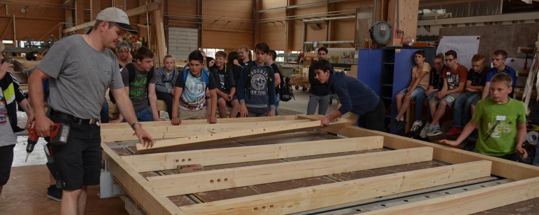 Auf dem Bild sieht man Schüler in der Firma Gumpp & Maier in Binswangen.