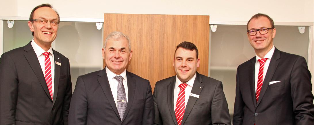 Das gute Miteinander lobten Direktor Johann Natzer, Bürgermeister Hubert Eberle, Geschäftsstellenleiter Alexander Marb und Direktor Michael Scholz (von links)