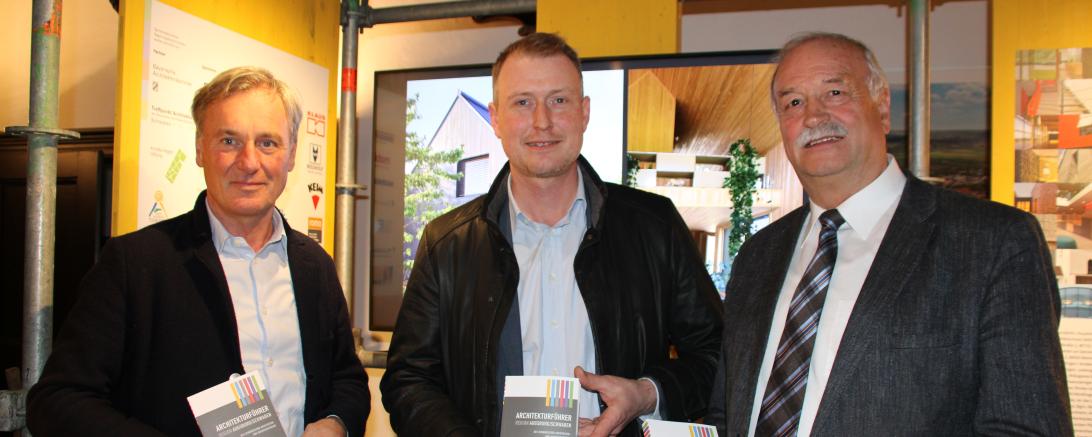 rchitekt Harald Tiefenbacher (2. Vorsitzender SAIV), Nördlingens Stadtbaumeister Hans-Georg Sigel und Oberbürgermeister Hermann Faul