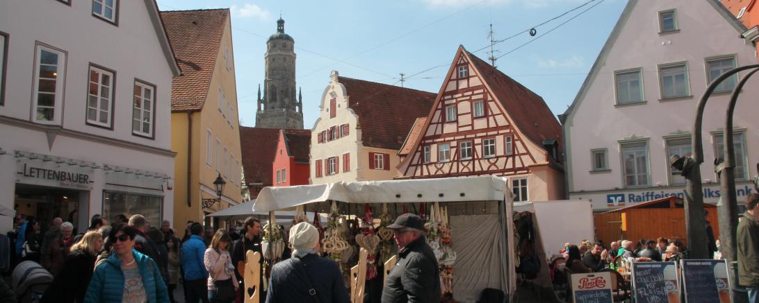 Buntes Markttreiben in der Nördlinger Innenstadt