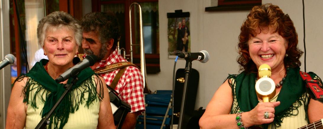 Mutter Maria Eisenwinter und Tochter Erna Dirschinger vom "Buchdorfer Zwoigsang"